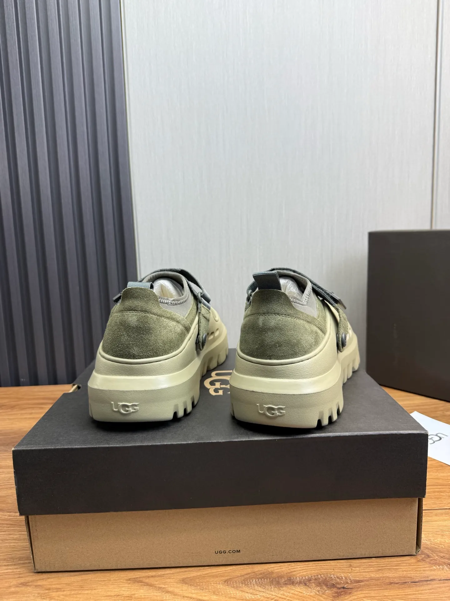 Men's shoes💰580💰Couples💖 New UGG fur integrated men's simple and fashionable snow boots. The most worth buying at the end of this year are warm casual shoes. Whether you are out and about at home, their comfortable and warm performance will be your most suitable fashion companion! The material is cowhide upper and imported wool is used inside. Warm and comfortable! The eva+ rubber patch outsole is cushioned, non-slip and wear-resistant, and has good elasticity. It is light and wear-resistant, comfortable and soft, and the new simple cut is more fashionable. It has both practicality and fashion sense, so you no longer have to worry about how to match it in winter, while still maintaining your fashionable taste. High-quality genuine wool. Look at the details for the material! Size: 35-40-41-42-43-44-44 sneaker size